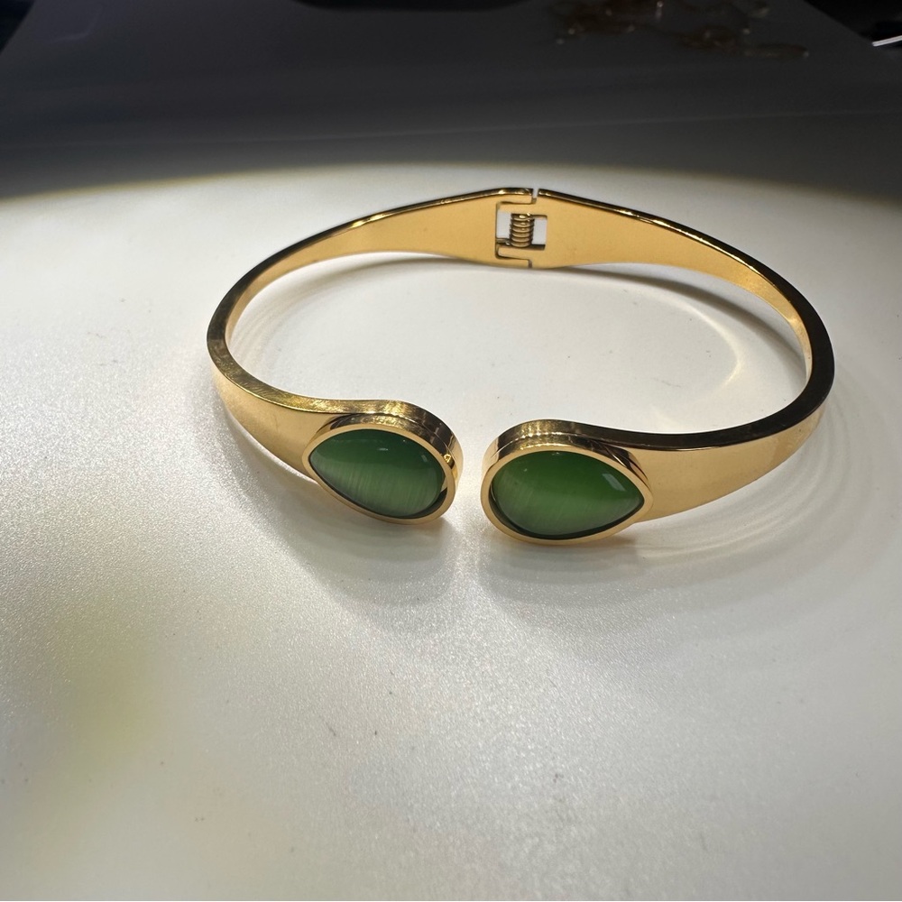 Gold Tone Stainless Steel Cat Eye Hinged Bangle Bracelet Green Stone NIP - Picture 5 of 9